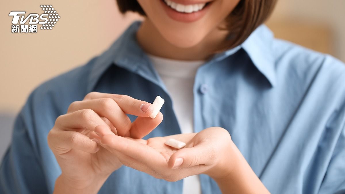 專家指出，研究顯示飯後嚼口香糖能有效減少胃酸逆流症狀。（示意圖／shutterstock達志影像）