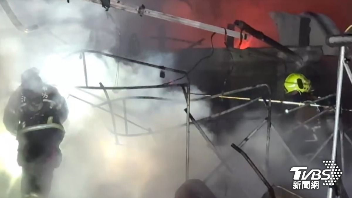 燒毀些許遮陽棚支架外並無造成人員傷亡。（圖／TVBS）