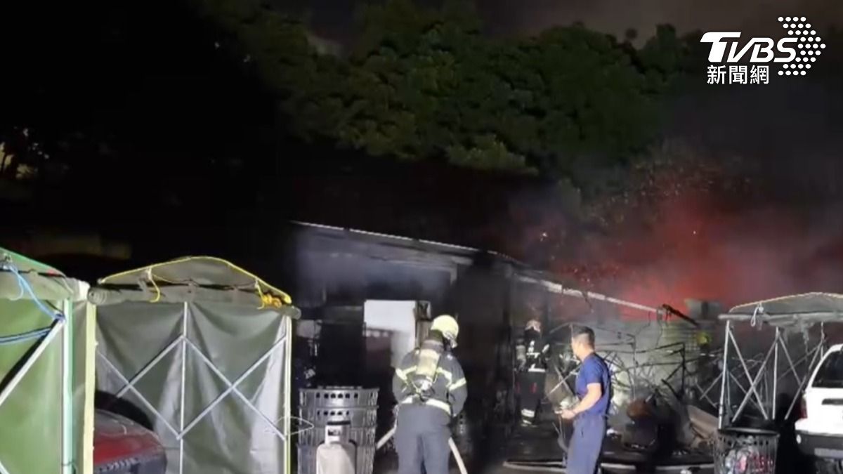 燒毀些許遮陽棚支架外並無造成人員傷亡。（圖／TVBS）