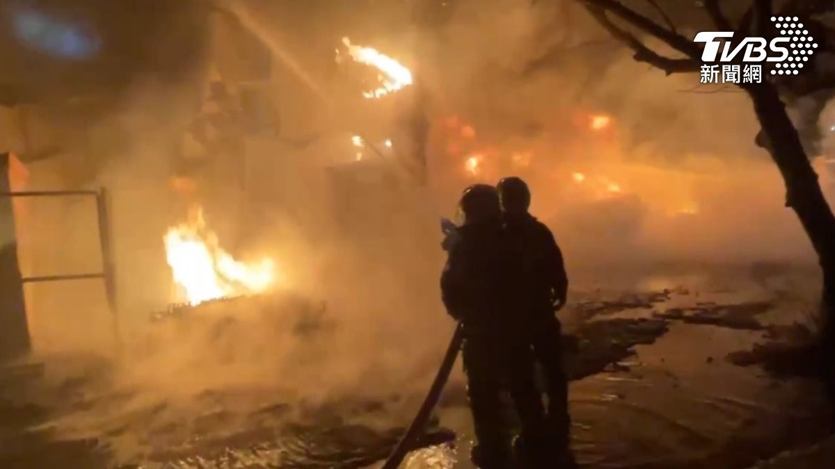 出動大批人車及消防機器人、空拍機等到場灌救。（圖／TVBS）