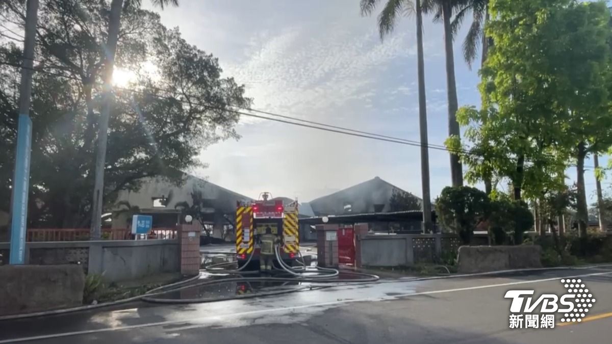 直到清晨6時許才撲滅。（圖／TVBS）