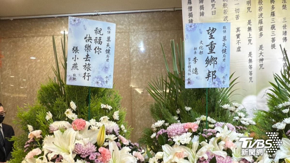 張小燕送花籃。（圖／林彥君攝）