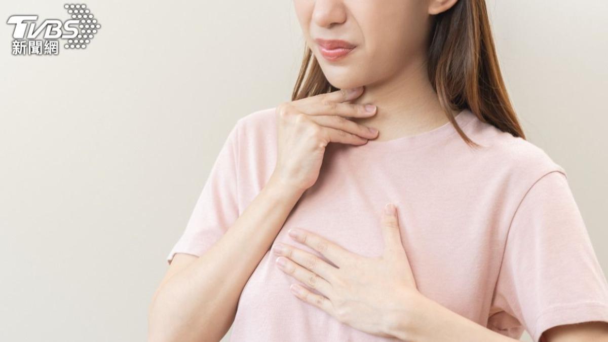 吃飽飯後若有頻繁咳嗽、清痰等5症狀，要當心恐是罹癌前兆。（示意圖／shutterstock達志影像）