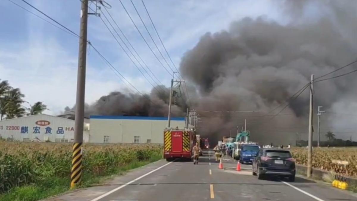 遠遠就可看見濃煙竄天。（圖／TVBS）