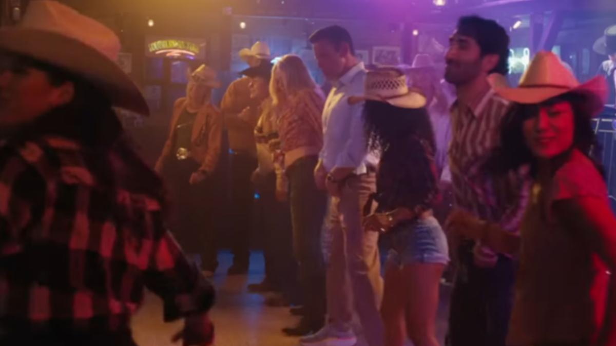 班艾佛列克（白衣者）認了《會計師2》跳舞戲很有趣。（圖／翻攝自YouTube）