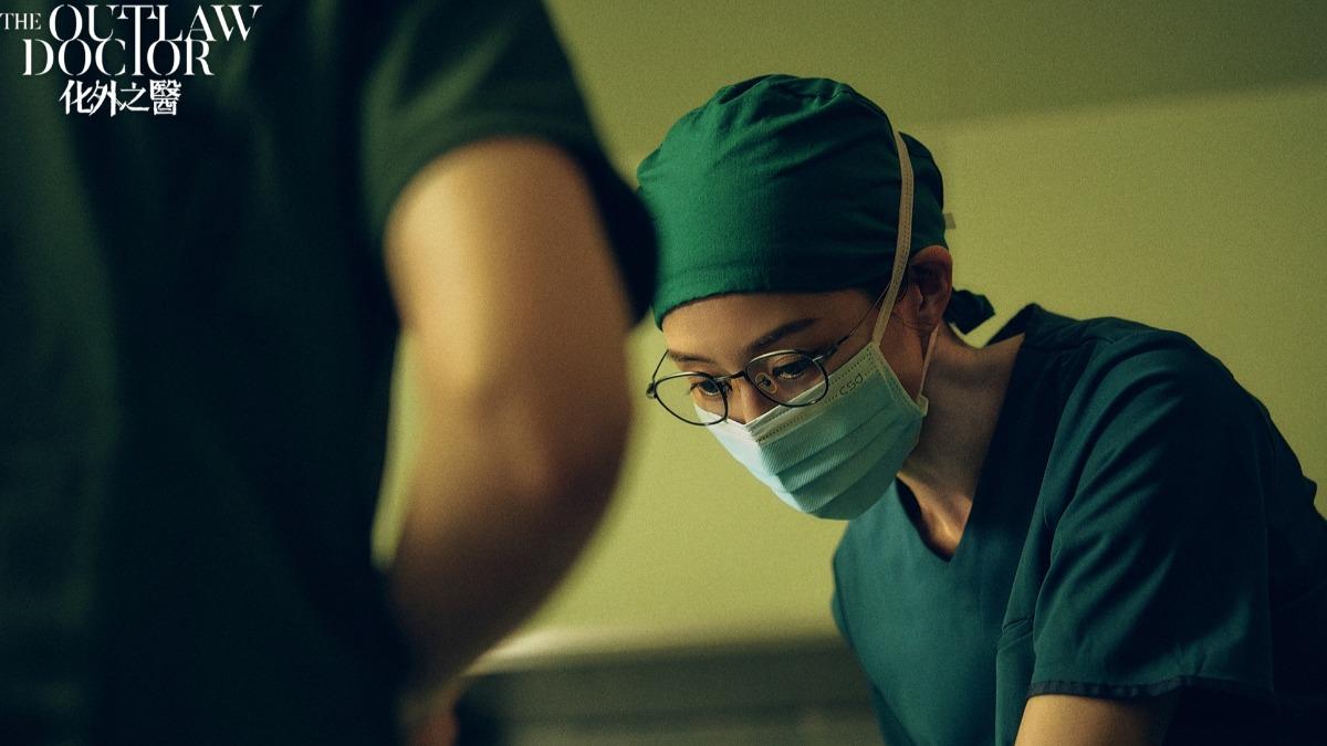 張鈞𡩋戲裡的手術縫線技術，獲得專業醫師認可。（圖／八大提供）