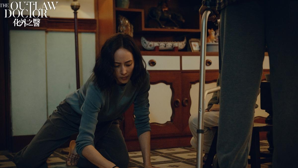 張鈞𡩋劇中面臨高壓工作還要兼顧照料家庭。（圖／八大提供）