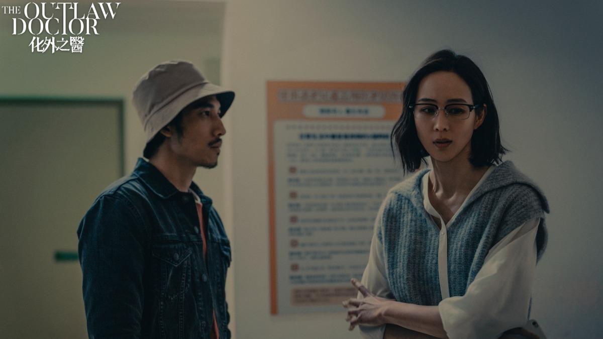 張鈞𡩋（右）為角色設計細節動作。（圖／八大提供）