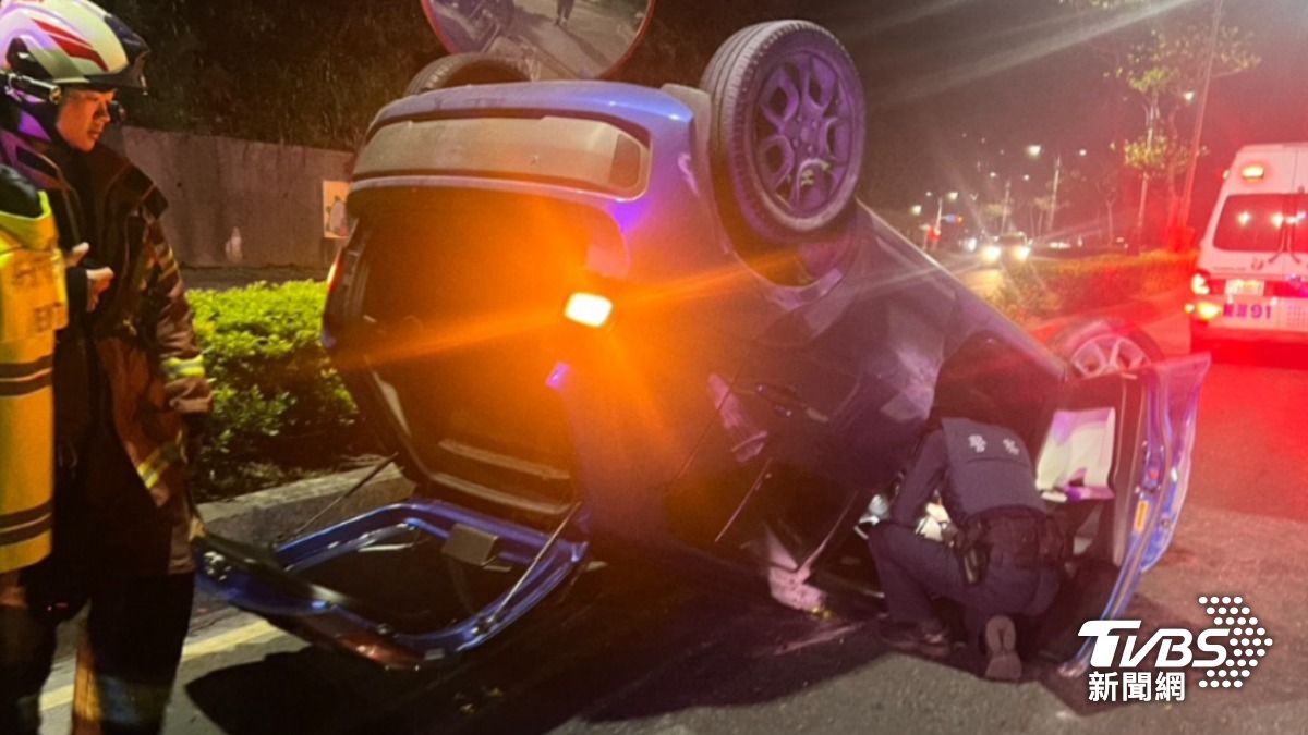 小客車當場呈現「烏龜翻」。（圖／TVBS）
