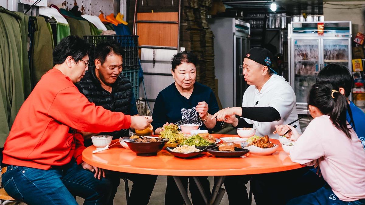 節目拜訪水蓮產銷班一家，小兄妹的童言童語笑爆全場。（圖／公視台語台提供）