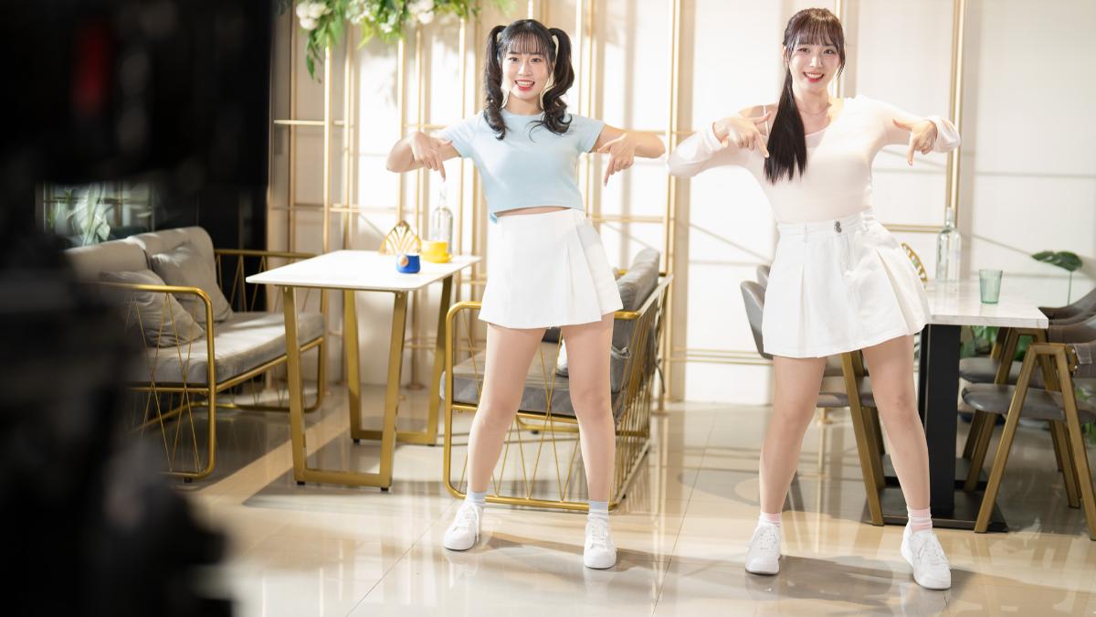 河智媛（右）、溫妮大跳洗腦舞。（圖／So-net提供）