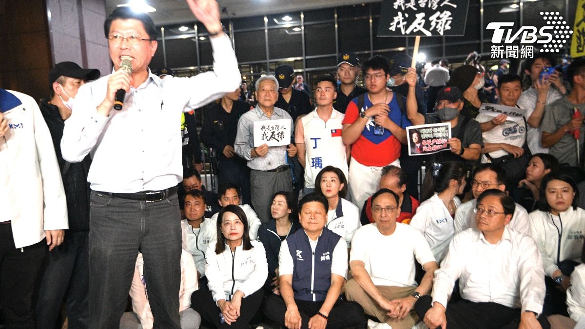 國民黨和支持者們在北檢外抗議司法不公。（圖／胡瑞麒攝）