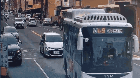 男童騎腳踏車未依規定轉彎遭到貨車擊落。（圖／TVBS）