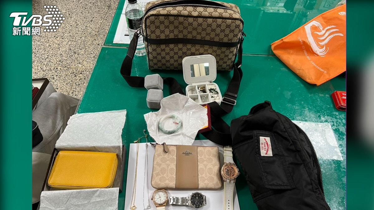 警方從林男身上查扣遭竊手錶、名牌等物。（圖／TVBS）