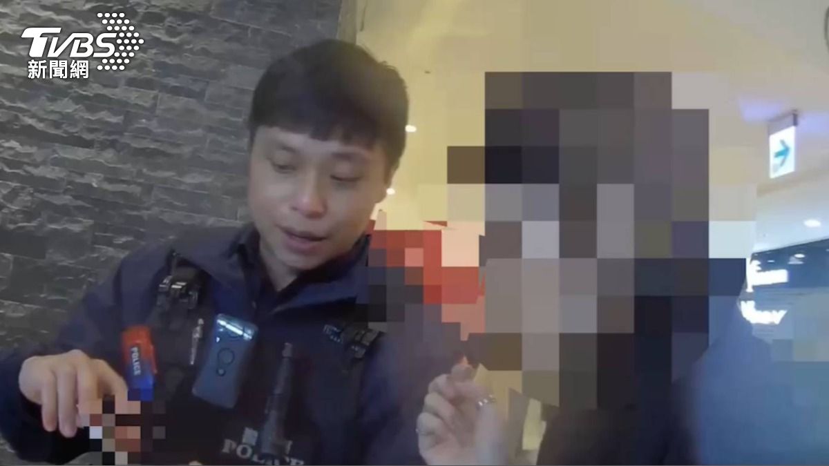 警方於車站內另一處商家逮獲女竊賊。（圖／TVBS）