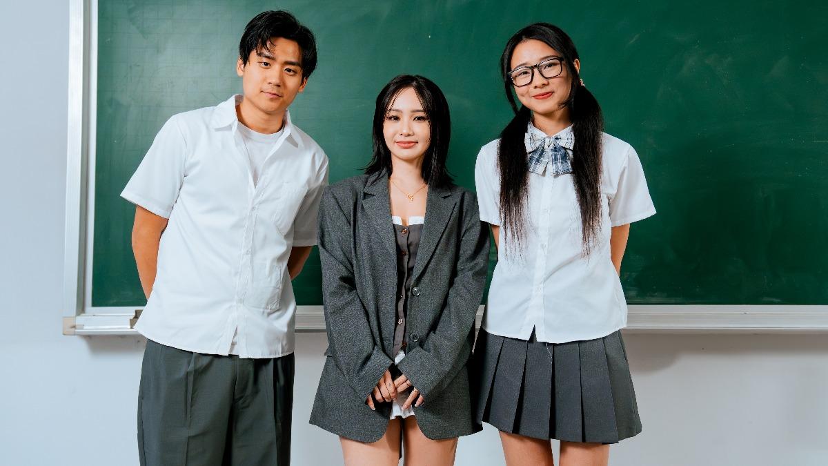 李杰明（左起）和陳芳語、陳忻玥一起演出MV。（圖／陶山音樂提供）