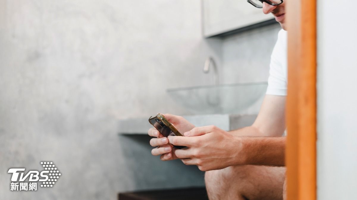 現代人常在上廁所時邊滑手機。（示意圖／達志影像shutterstock）