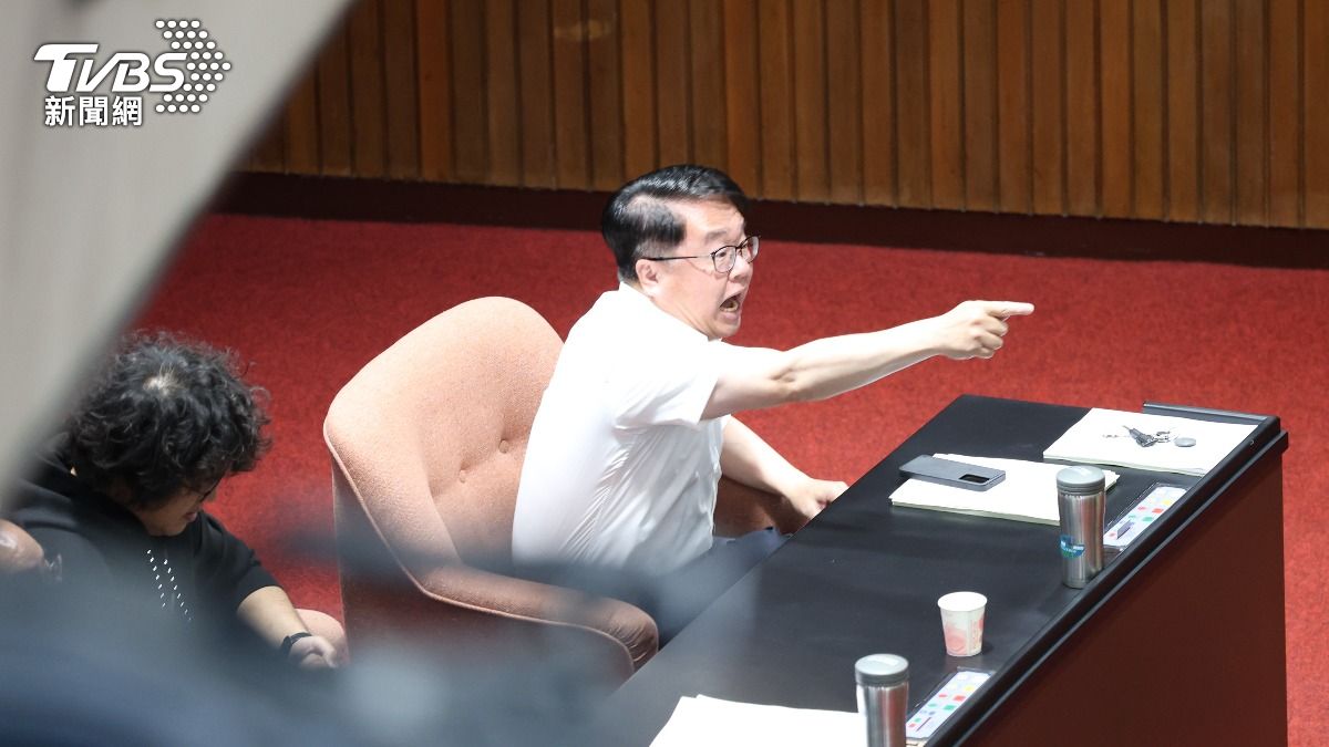 綠委吳秉叡向台上的徐巧芯嗆聲。（圖／華子琛攝）