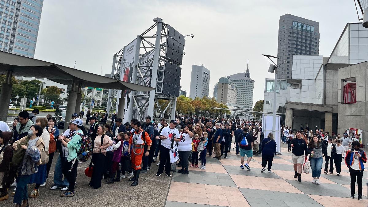 星戰慶典於今(18)日開幕，早上8點便湧入上千粉絲準備排隊進場。（圖／記者陳建嘉攝影）