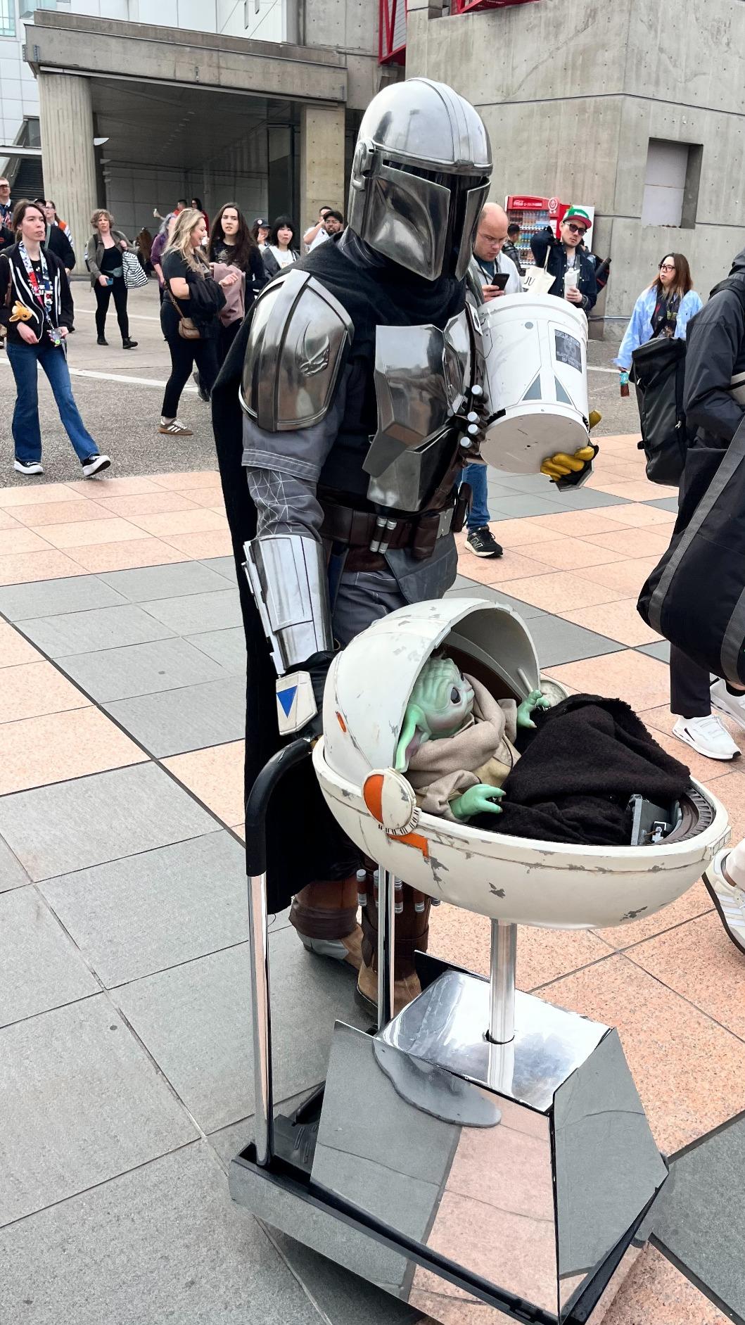 現場有Coser化身「曼達洛人」，還帶著最佳夥伴「尤達寶寶」古古一同亮相。（圖／記者陳建嘉攝影）