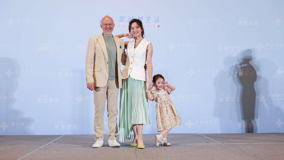 左起趙小僑、劉亮佐、典典寶寶今（18）日出席代言活動。（圖／藥師健生活提供）