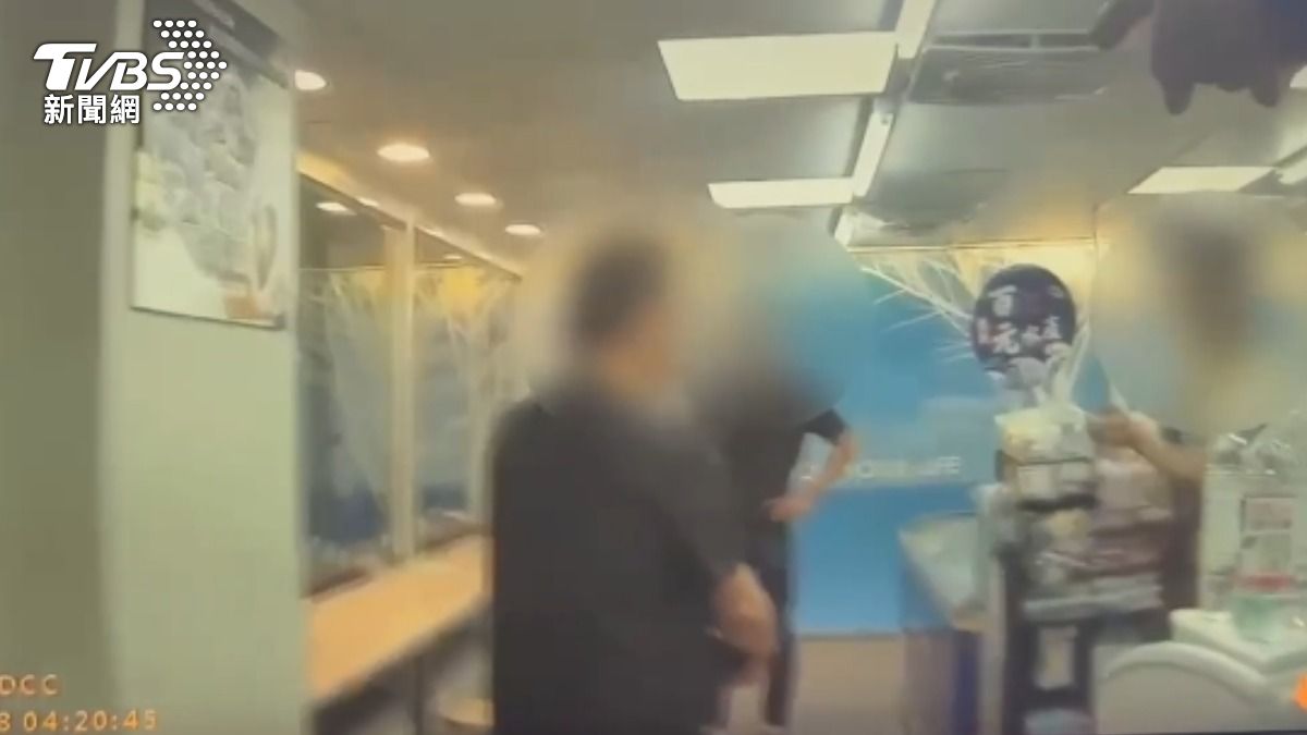 警方搜出菜刀與喪屍煙彈等毒品。（圖／翻攝自黑色豪門企業臉書社團）