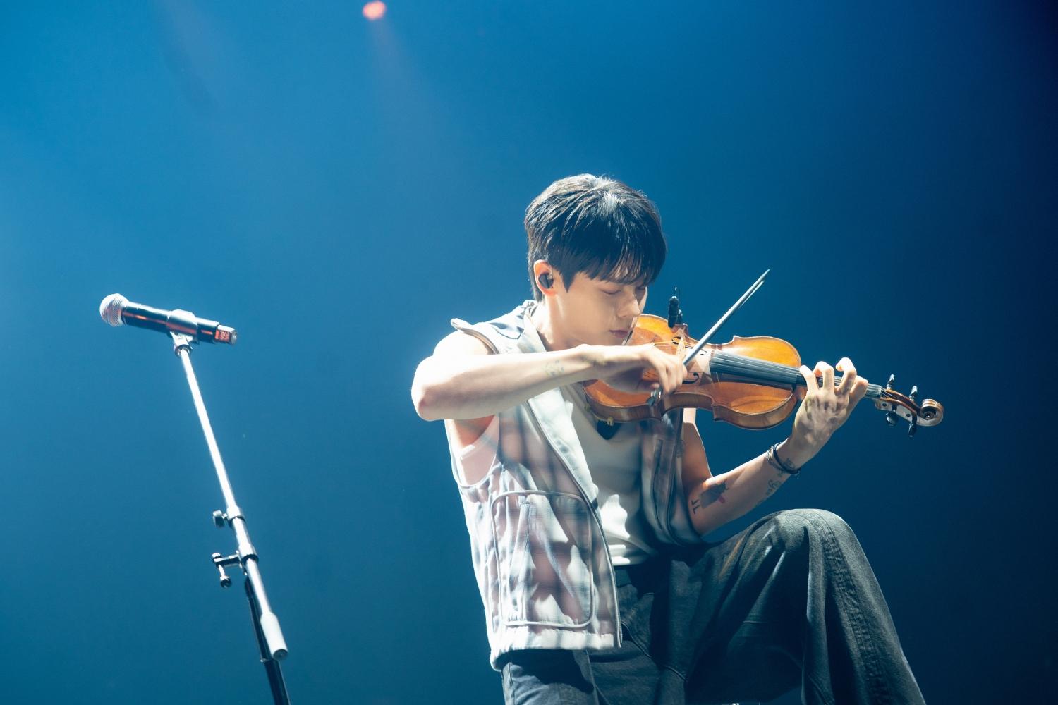 辛禮贊以小提琴獨奏開場。（圖／網銀國際影視提供）
