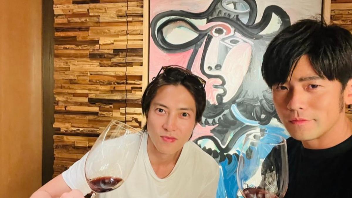 山下智久（左）曬出和周董的合照，兩大男神合體吸引粉絲搶看。（圖／翻攝自tomo.y9 IG）
