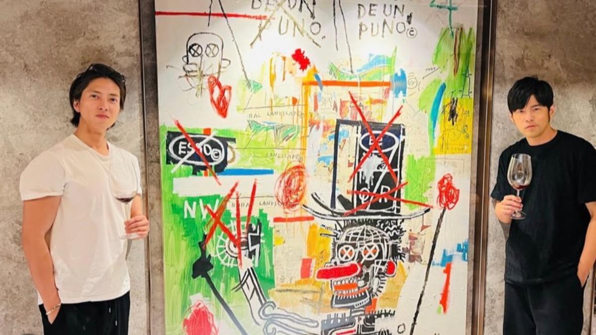 山下智久（左）和周董頗有默契，服裝恰好穿一白一黑。（圖／翻攝自tomo.y9 IG）