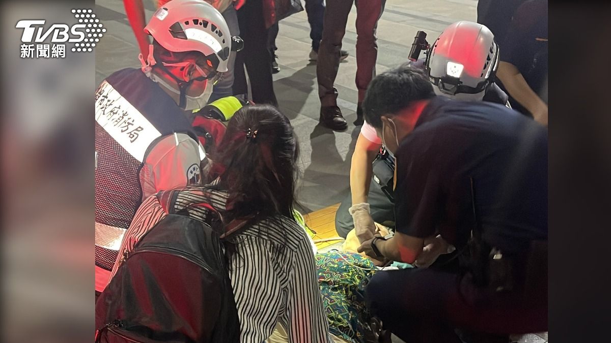 罷免高雄立委許智傑、黃捷的黃姓領銜人步出雄檢大門時一度喊冤，隨後身體不適暈倒在地。（圖／中央社）