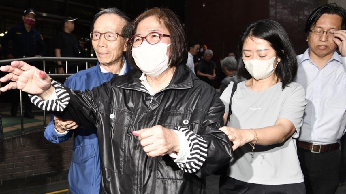 台北地院今清晨5時許認為，黃呂錦茹（黑衣）、曾繁川2人罪嫌不足，駁回