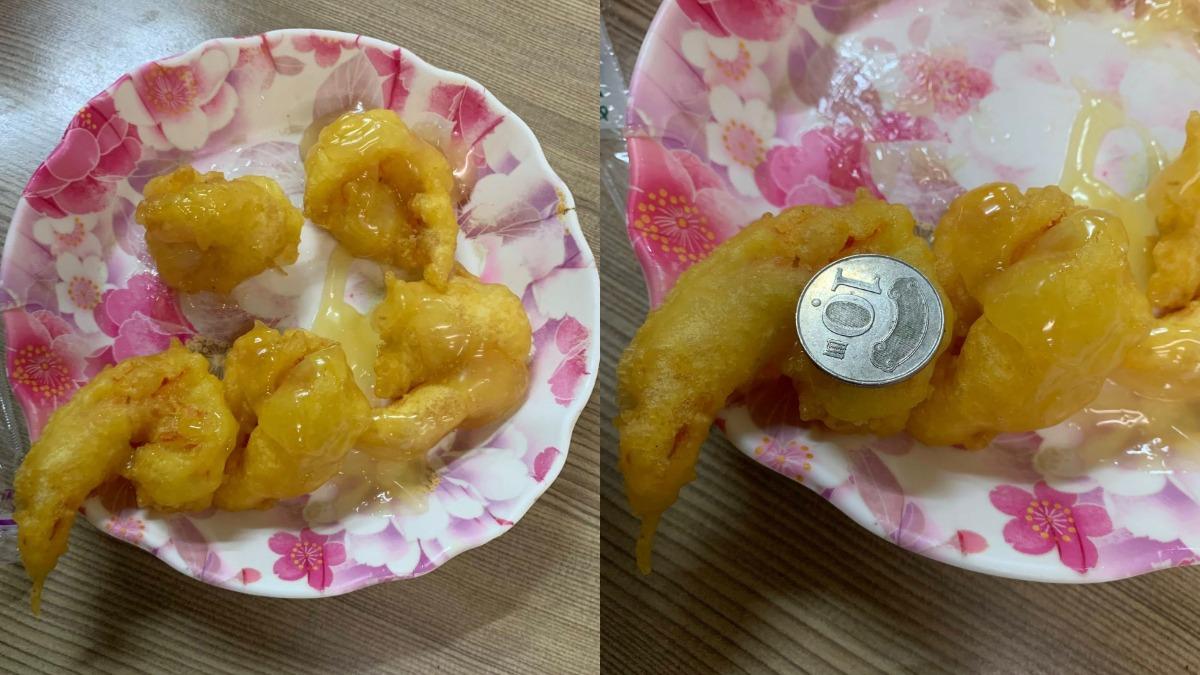 網友拿10元硬幣比較蝦球大小。（圖／翻攝自臉書@爆料公社二社）