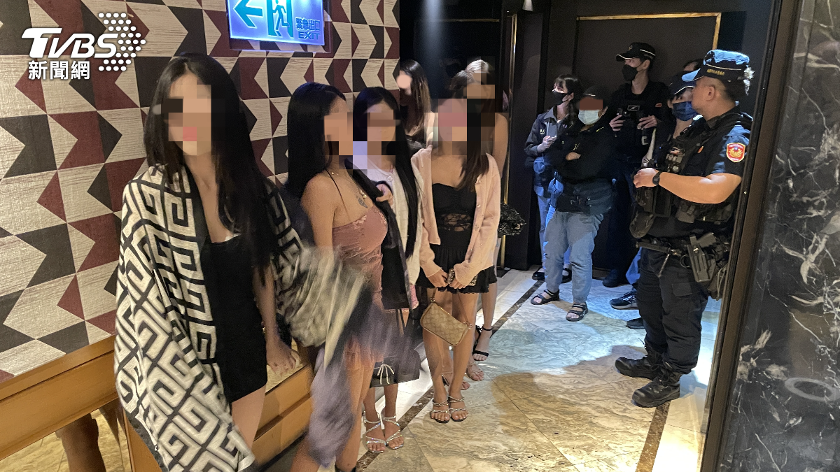 中壢警掃蕩特種場所。（圖／TVBS）