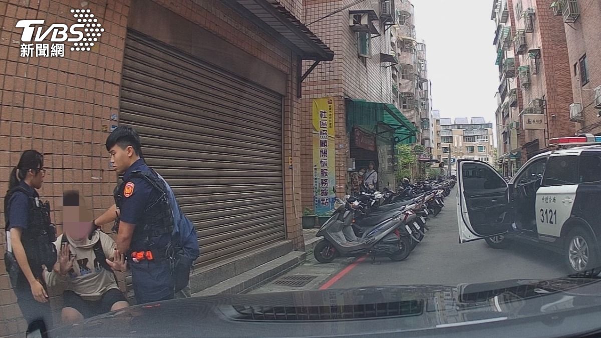 中壢警與八德分局合作緝獲涉及槍砲與毒品案嫌疑犯。（圖／TVBS）