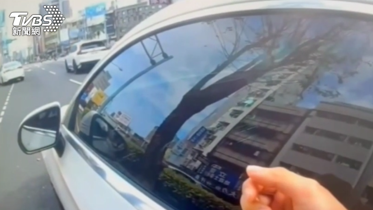 員警頻敲窗。（圖／TVBS）