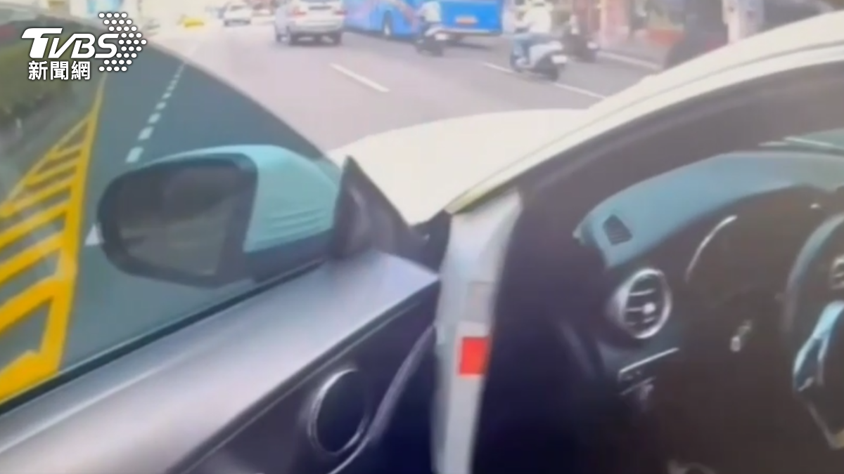 員警令女子熄火。（圖／TVBS）