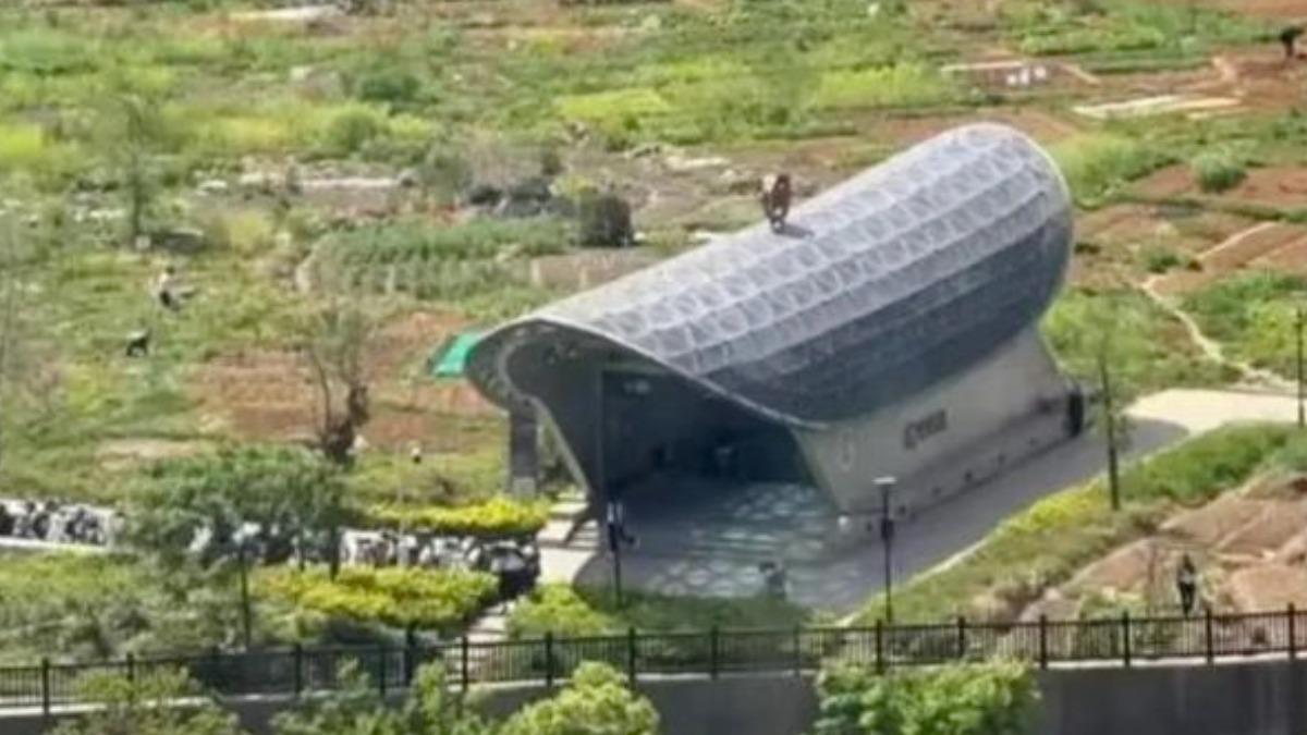 中國杭州當地的1個地鐵站出口近日引起關注，只因其外觀被設計成酷似「棺材」的樣子。（圖／翻攝自微博）
