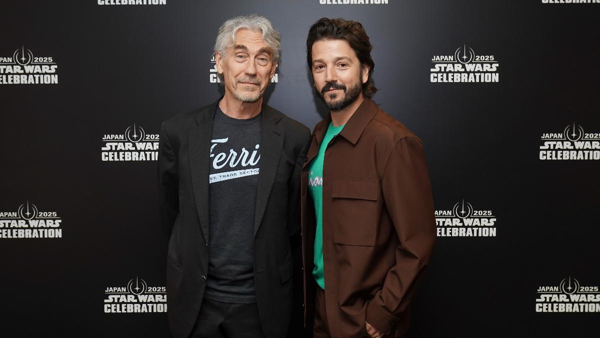 迪亞哥路納（右）與東尼吉洛伊為東京粉絲現身《安道爾》第二季宣傳。（圖／盧卡斯影業提供）