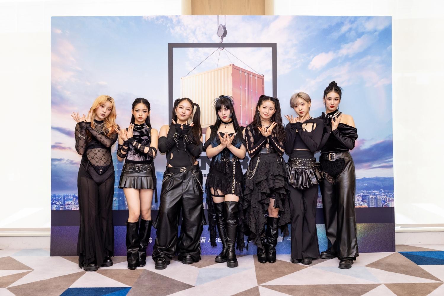 左起為MAHINA、YURI、CHIKA、NAOKO、KOHARU、JISOO、MOMOKA。（圖／好玩專賣店提供）