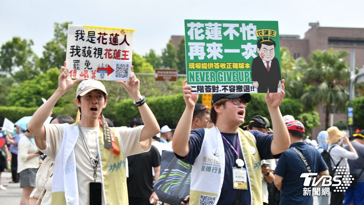 罷團到現場收連署書。（圖／胡瑞麒攝）