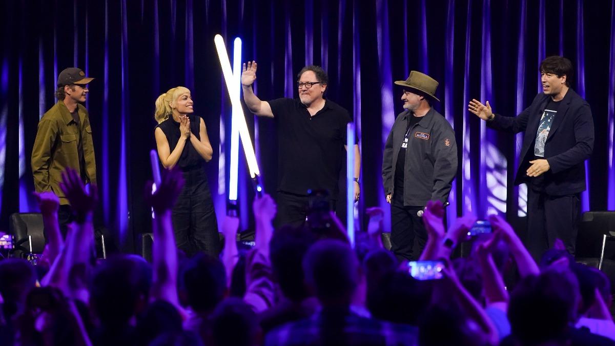 海登克里斯坦森（左起）、羅莎瑞道森、強法洛和戴夫費羅尼一同出席《亞蘇卡》第二季星戰慶典發布會。（圖／盧卡斯影業提供）