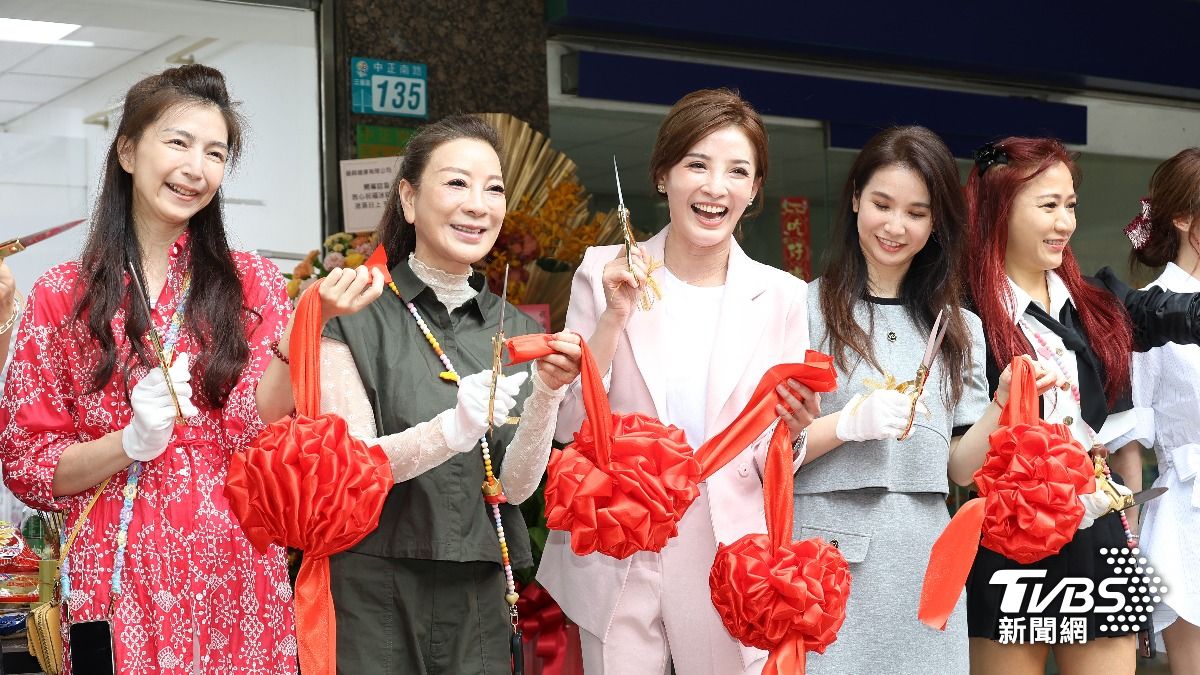 江泳錡（中）開店，好友都來站台。（圖／張哲鳴攝）