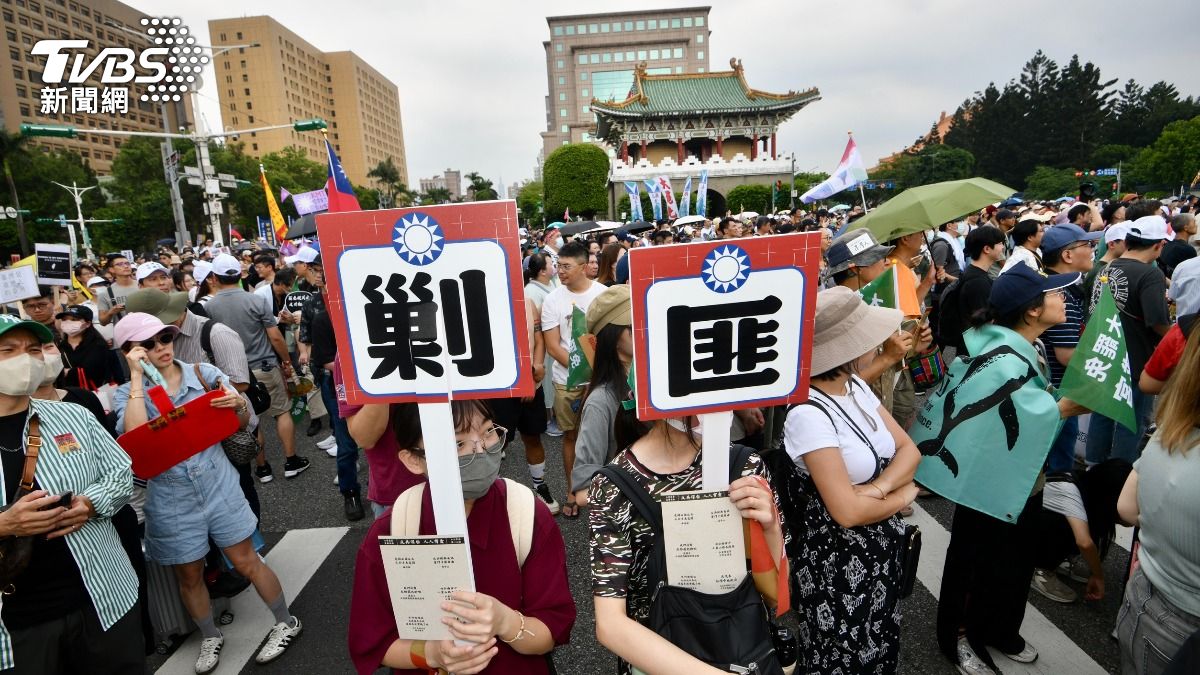 人潮湧到景福門。（圖／胡瑞麒攝）