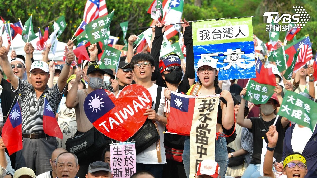 現場有許多不同顏色的旗幟。（圖／胡瑞麒攝）