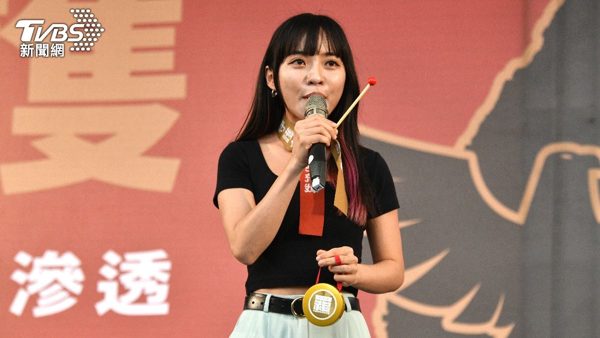 黃捷拿出罷團「敲羅行動」的鑼。（圖／胡瑞麒攝）