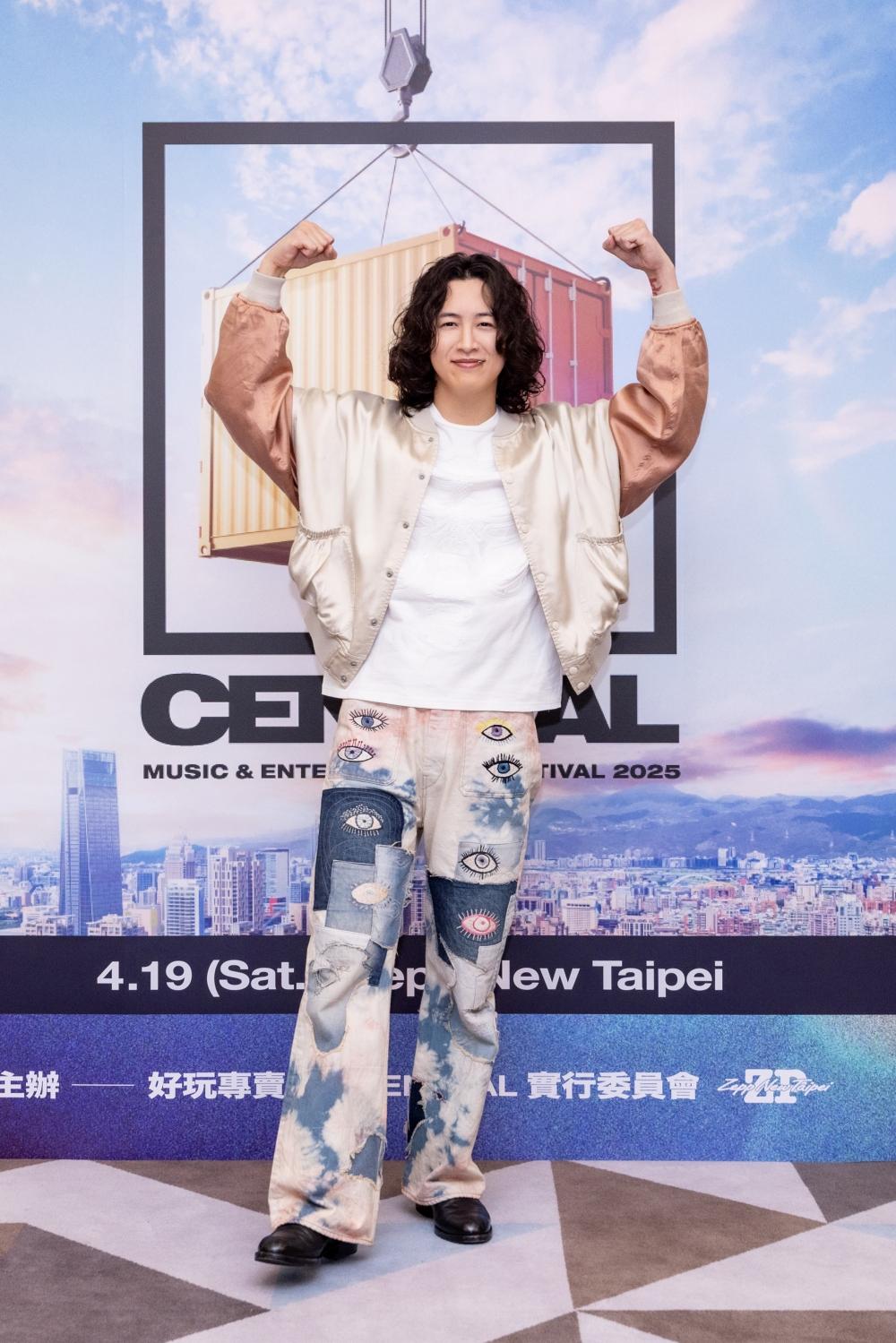 木谷竜也希望能用雙手舉高的姿勢來做自己的公仔悠遊卡周邊。（圖／好玩專賣店提供）