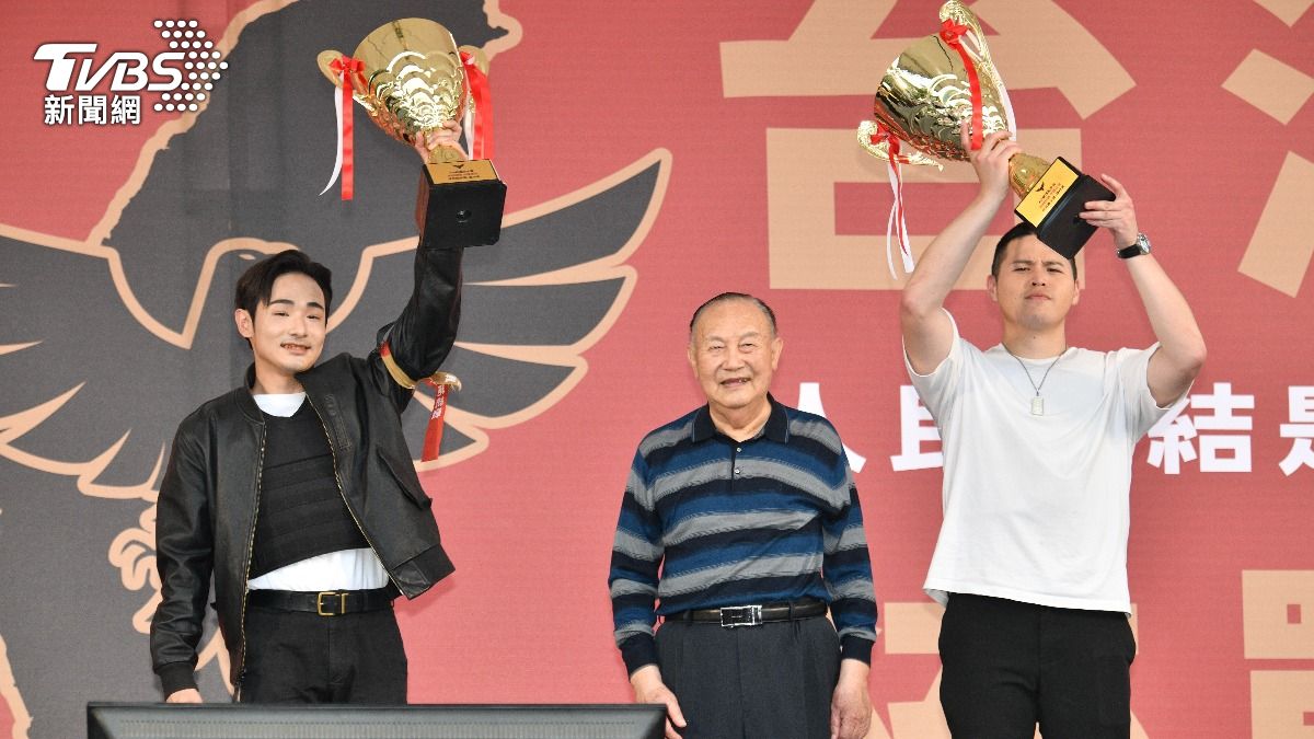 八炯（左）和閩南狼（右）穫頒反共成就獎。（圖／胡瑞麒攝）