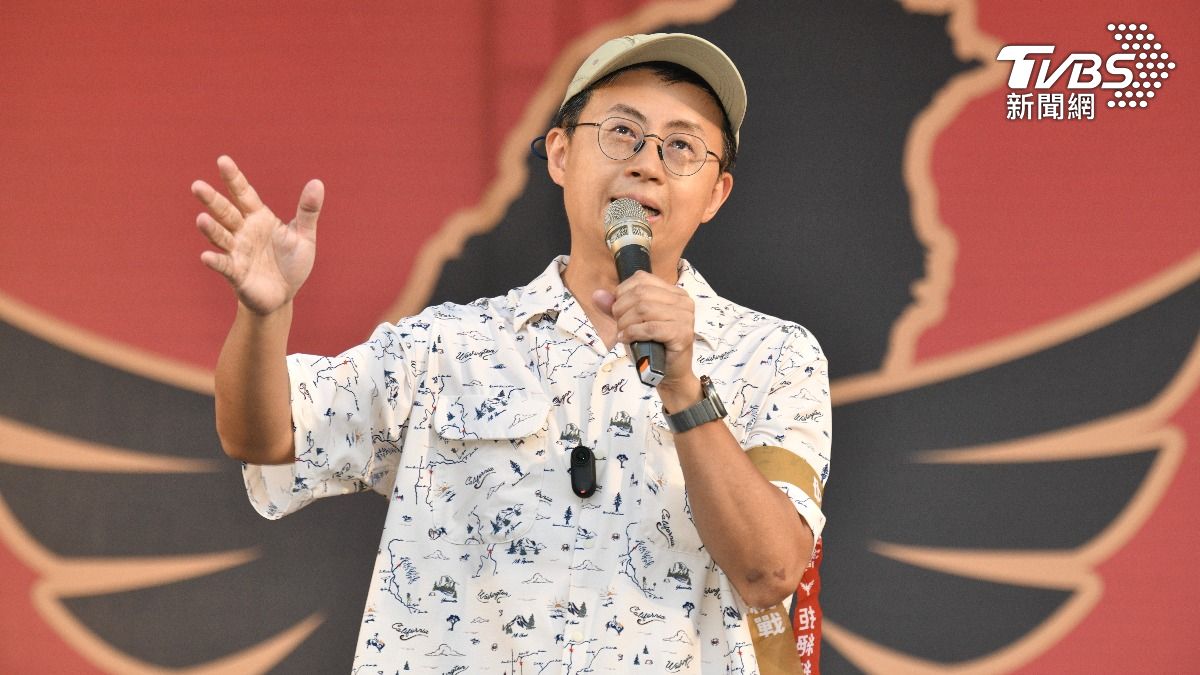 前台北市議員「呱吉」邱威傑登台大酸，若要辦藍闖北檢要請法師來。（圖／胡瑞麒攝）