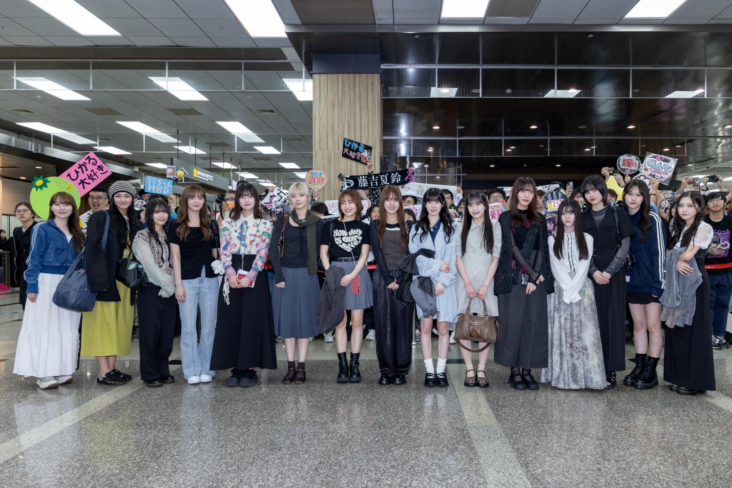 昨天櫻坂46來台約有400名粉絲接機。(圖/好玩專賣店提供)