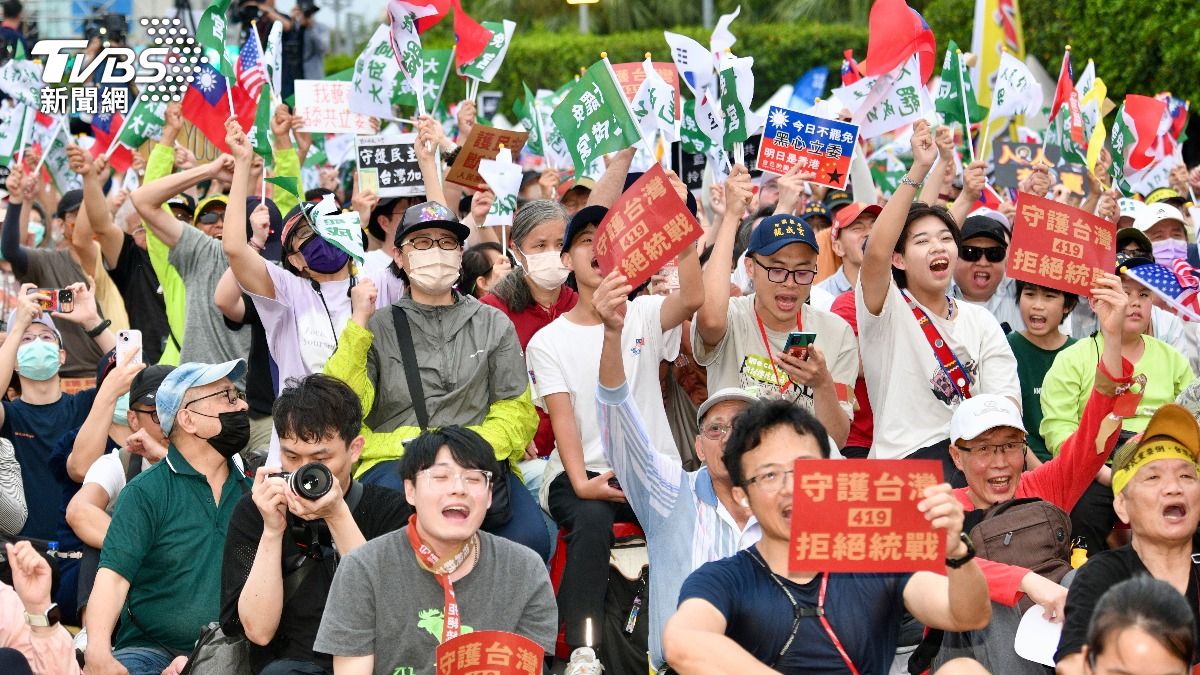 現場群眾情緒高漲。（圖／胡瑞麒攝）